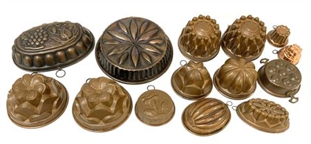 Cartone contenente numerose forme da budino e altri stampi in rame di dimension