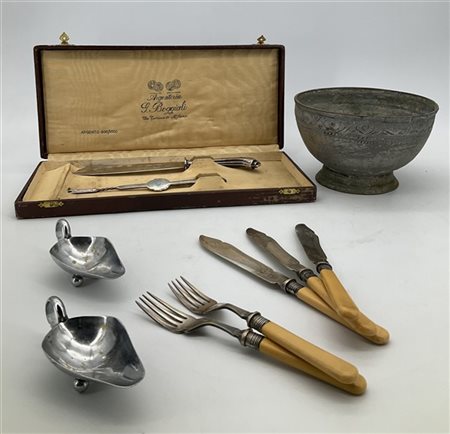 Cartone contenente diversi oggetti di forme, usi e decori differenti (difetti)