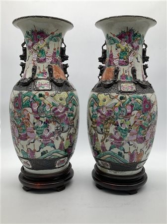 Coppia di vasi in porcellana policroma Nanchino con scene di battaglia e draghe