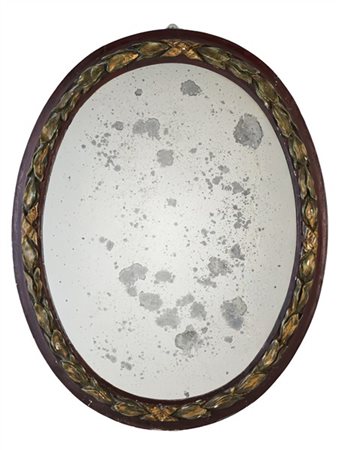 Specchiera di forma ovale con cornice in legno intagliato e pastiglia dipinti e