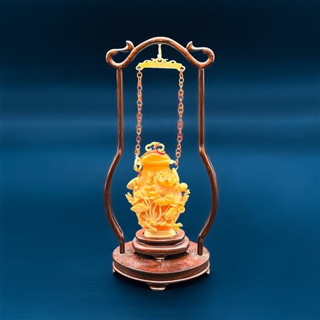 Vaso sospeso in pietra dura scolpita con coperchio su supporto in legno 
Cina,