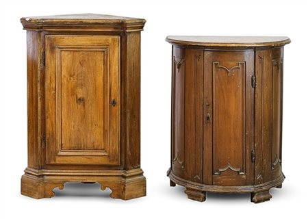 Lotto composto da un cantonale ad un'anta pannellata, piedi a mensola (cm 70x96