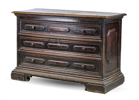 Cassettone in noce con fronte a tre cassetti con rilievi sagomati, piedi a mens