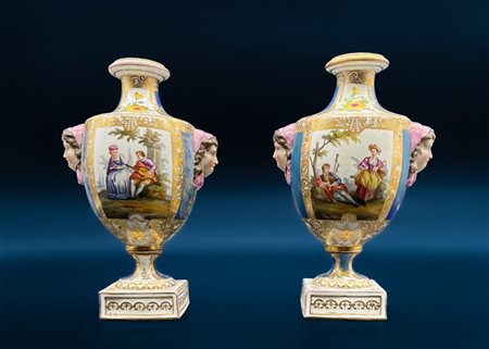 Manifattura del secolo XIX. Coppia di vasi in porcellana dipinta in policromia