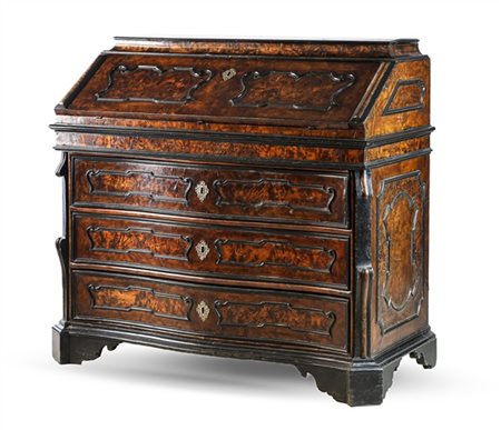 Ribalta lastronata in noce e radica con profili ebanizzati, fronte di forma mos