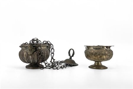 Lotto di due parti di antichi turiboli in metallo argentato e sbalzato con deco