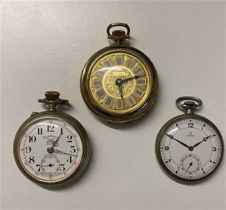 Lotto composto da tre orologi da tasca in metalli vari, un Omega, un Roskopf e