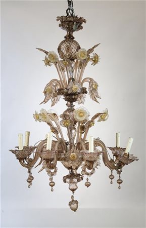 Manifattura di Murano. Lampadario a otto luci in vetro ambrato con decoro a fio