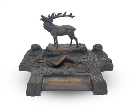 Calamaio in bronzo fuso e patinato di forma sagomata con figura di nudo femmini