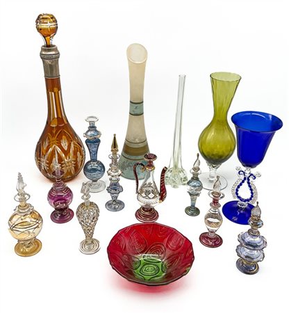 Lotto composto da numerose bottiglie porta essenze e oggetti diversi in cristal
