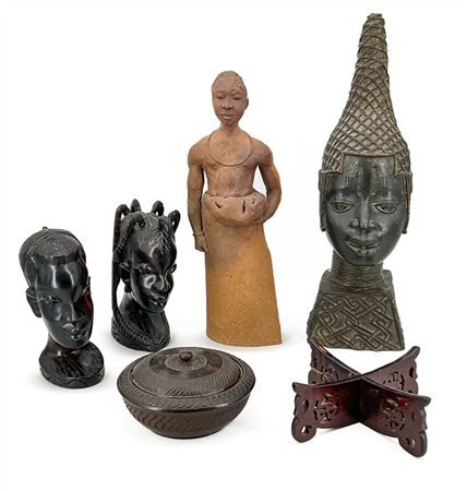 Lotto composto da una ciotola, un base in legno e quattro sculture etniche in m