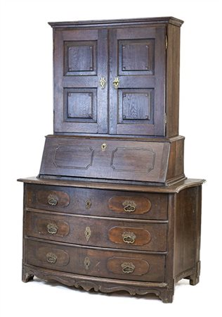 Mobile a due corpi in rovere e altri legni con fronte e fianchi mossi, parte in