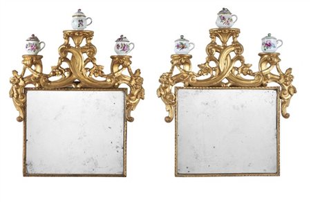 Coppia di piccole specchiere rettangolari in legno intagliato, traforato e dora