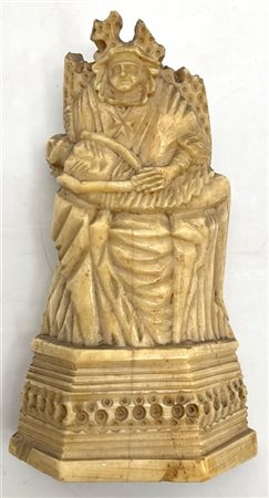 Arte del secolo XIX. Scultura in osso intagliato raffigurante la Pietà (h cm 10