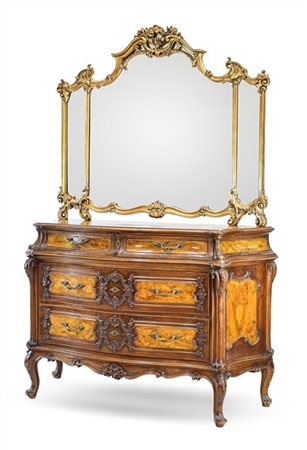 Cassettone in stile Chippendale in legni vari con fronte e fianchi mossi decora