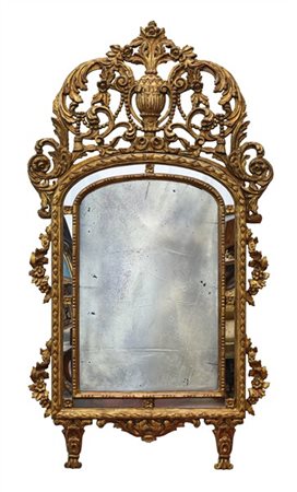 Specchiera a doppio ordine in legno intagliato, traforato e dorato a volute e g