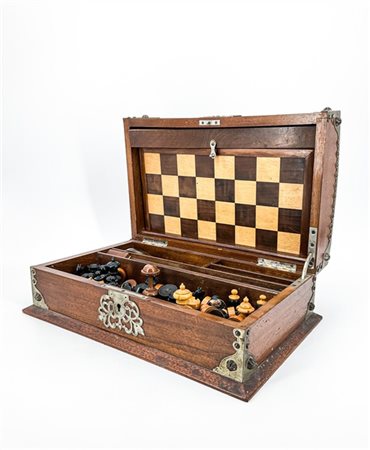Scatola da gioco degli scacchi e della dama in noce con inserti in metallo inci