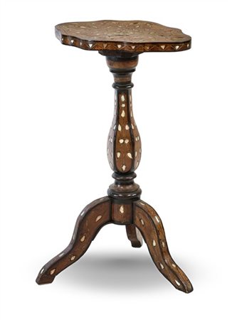 Gueridon in legno decorato da intarsi a foglie in madreperla con filettature, p