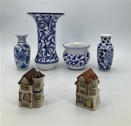 Cartone contenente numerosi oggetti di usi, forme, materiali e decori diversi (