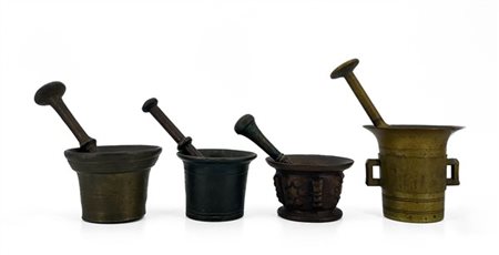 Lotto composto da quattro diversi antichi mortai in bronzo con pestelli (cm max