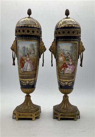 Manifattura francese del secolo XIX. Coppia di vasi decorativi con coperchi in