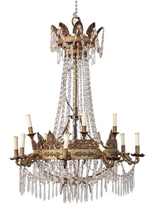 Lampadario in stile Impero a dodici luci in metallo dorato con fregi a palmetta