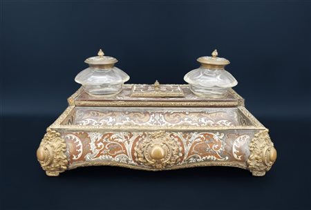 Calamaio in legno intarsiato nei modi Boulle in metallo e avorio a volute e mot