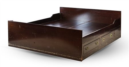 Letto a due piazze del tipo Navy in mogano con due cassetti e comodino estraibi