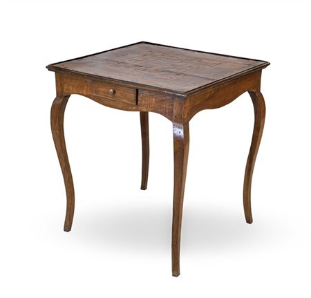 Tavolino da gioco con piano quadrato decorato da intarsi a scacchiera, due cass