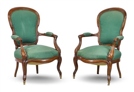 Coppia di poltrone di forma sagomata in noce intagliato con seduta, schienale e