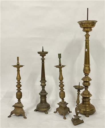 Lotto composto da cinque candelieri torniti di diversi materiali, epoca e decor