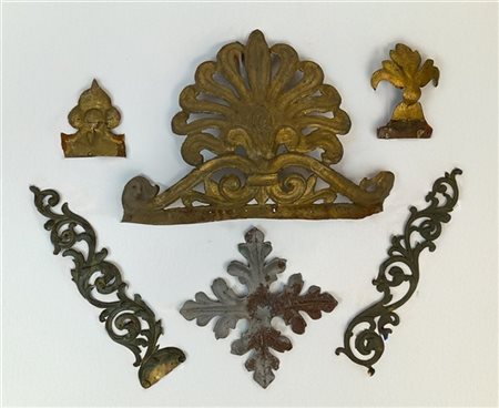 Cartone contenente numerosi antichi fregi in metalli di epoche diverse (difetti