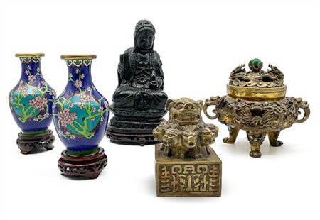 Manifatture orientali, secolo XX. Lotto composto da una figura di Buddha, un in