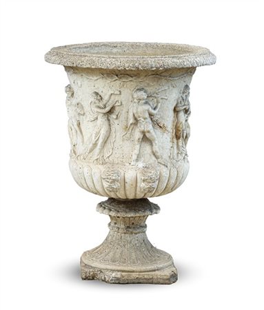 Vaso mediceo in calcestruzzo con fascia decorata a scene classiche in rilievo e