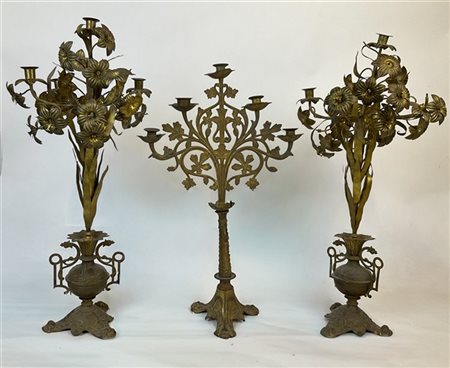 Lotto composto da tre candelabri in metallo dorato di diversa fattura (h max cm