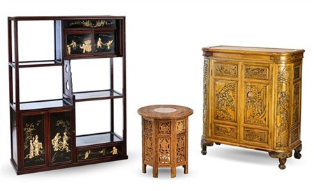 Lotto composto da un étagère in legno laccato con applicazioni a figure in osso