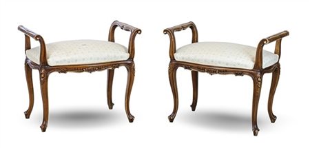 Coppia di panchetti in legno con braccioli e gambe sagomate, montanti e fasce i