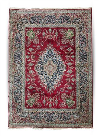 Tappeto Kirman, Persia, secolo XX. Decoro floreale con grande medaglione a fond