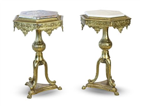 Coppia di tavolini in ottone di forma esagonale con sostegni tripodi e piedi fe