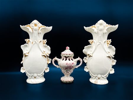 Lotto composto da coppia di vasi sagomati in porcellana bianca e oro (h cm 41)