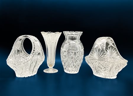 Lotto composto da due cestini e due diversi vasi in vetro molato (h max cm 26)