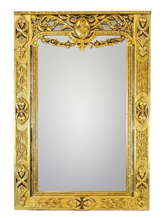 Specchiera con cornice in legno intagliato e dorato in parte traforato con deco