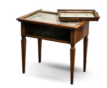 Lotto composto da tavolino da salotto con piano decorato da incisione del secol