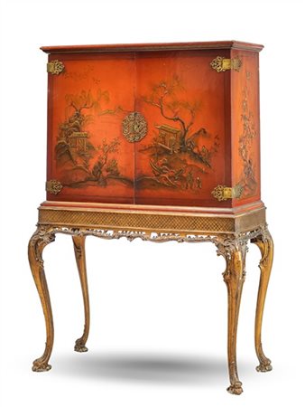 Cabinet in legno laccato di gusto orientale a pagode e fiori su fondo rosso, ga