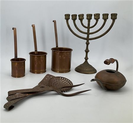 Due cartoni contenenti numerosi oggetti in rame ed altri metalli di diversa for