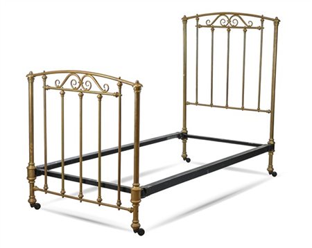 Letto ad una piazza in ottone con testiera e pediera a ringhiera. Secolo XIX-XX