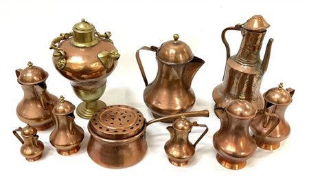 Lotto composto da numerose forme per budini e alcune cuccume in rame (difetti)