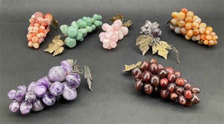 Cartone contenente diversi oggetti in pietra dura di misure e decori diversi, t