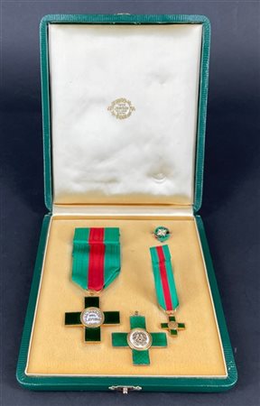 Due croci di Cavaliere al Merito del Lavoro in smalto con cornice dorata datata