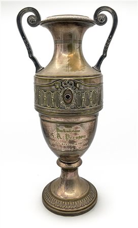 Grande vaso trofeo biansato in metallo argentato con fronte decorato a placca a